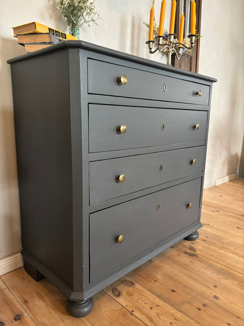 Dänische Kommode in Kreidefarbe Graphite, mit Holzgriffen und stauraum, elegante Möbelstück.