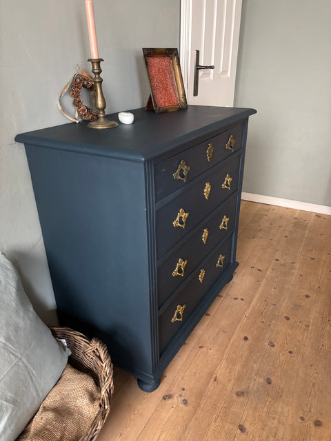 Dänische Kommode in dunkler Kreidefarbe Ink, mit eleganten Holzgriffen und stilvollem Design