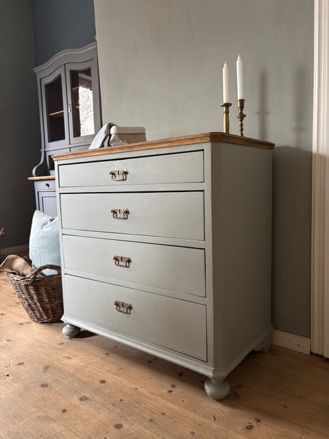 Dänische Kommode aus Kreidefarbe Verdigris matt, mit eleganten Schubladen und Vintage-Design