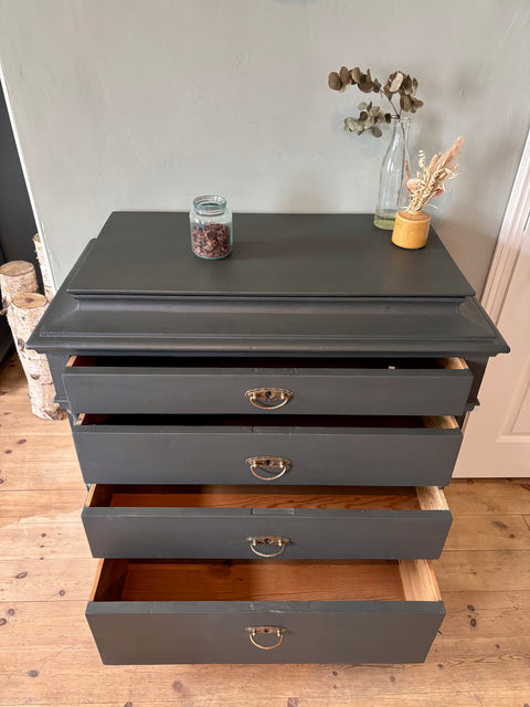 Dänische Kommode in Urban Black mit Geheimfach, Kreidefarbe, schwarzgün, Holzstruktur, modernes Design