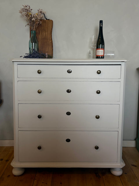 Dänische Vintage Kommode Grey No. 10, Muslin-Finish, mit eleganten Holzgriffen, stilvolle Aufbewahrung.
