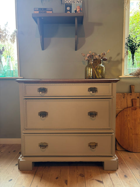 Dänische Vintage Kommode in Kreidefarbe Tundra, beige, mit antiken Holzgriffen, stilvolle Möbelstück im Retro-Design