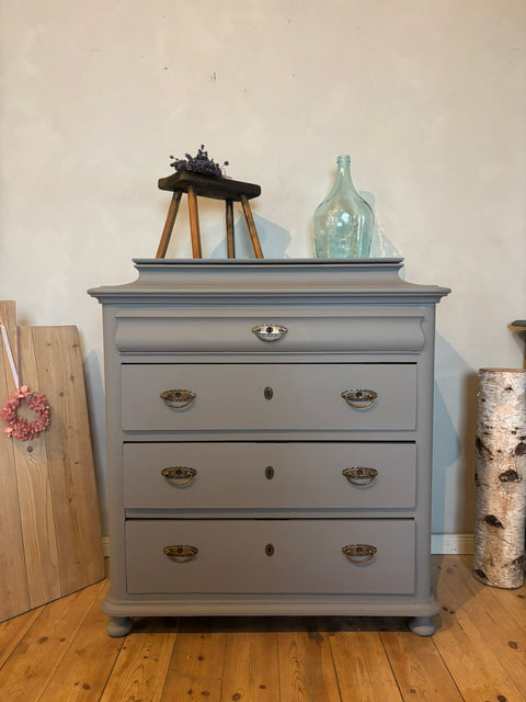 Dänische Vintage Kommode mit Geheimfach in Kreidefarbe Manhattan, graue Holzkommode, stilvoller Aufbewahrungs-Schrank