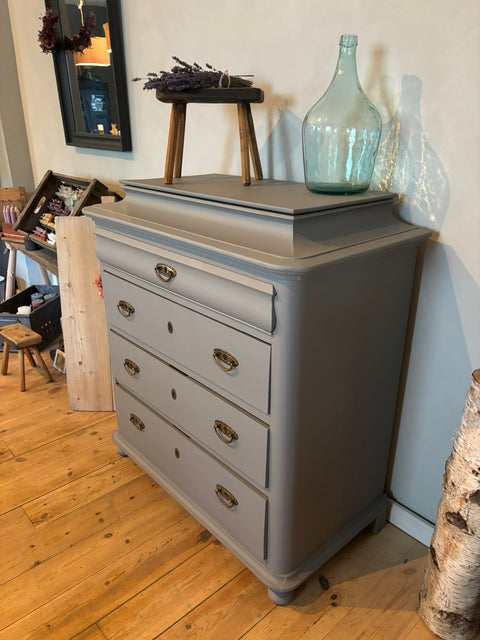Dänische Vintage Kommode mit Geheimfach in grauer Kreidefarbe, zeigt das stilvolle Möbelstück.