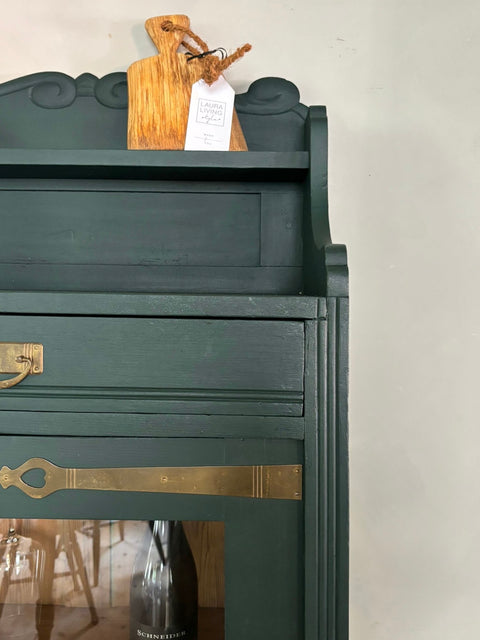 Dänische vintage Vitrine in grün mit Kreidefarbe, Hochschrank, dekorativer Möbelstück