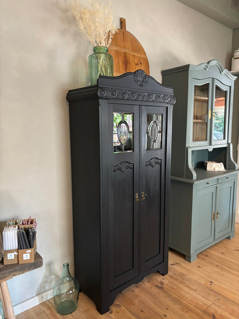 Dänische Vintage Vitrine in Midnight Black Kreidefarbe, zeigt Holzstruktur und elegantes Design