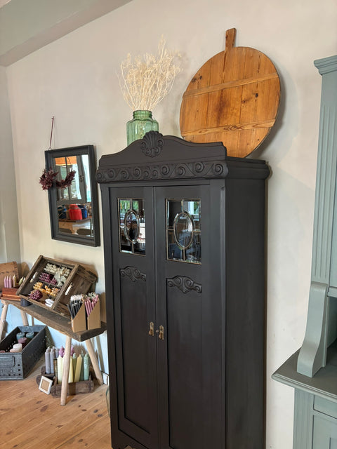 Dänische Vintage Vitrine in Midnight Black mit Kreidefarbe, elegante schwarze Holzvitrine, Innenraum sichtbar