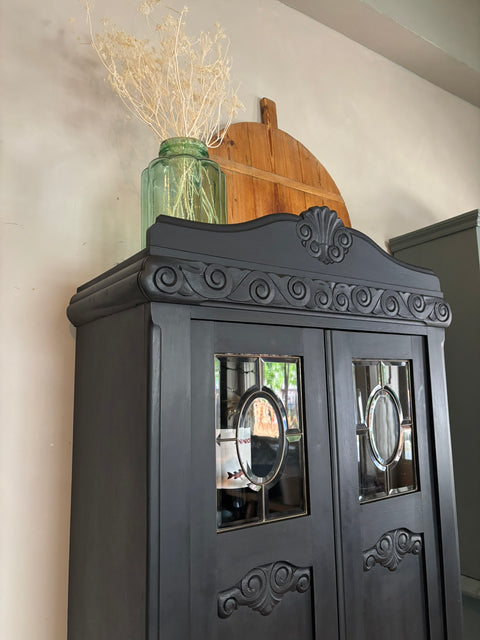 Dänische Vintage Vitrine in Midnight Black Kreidefarbe, mit Glasfronten und Holzdetails.