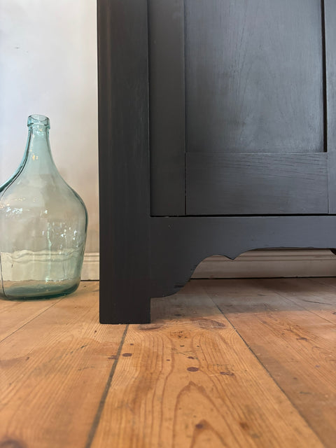 Dänische Vintage Vitrine in Midnight Black, mit sichtbaren Holzdetails und antikem Design.