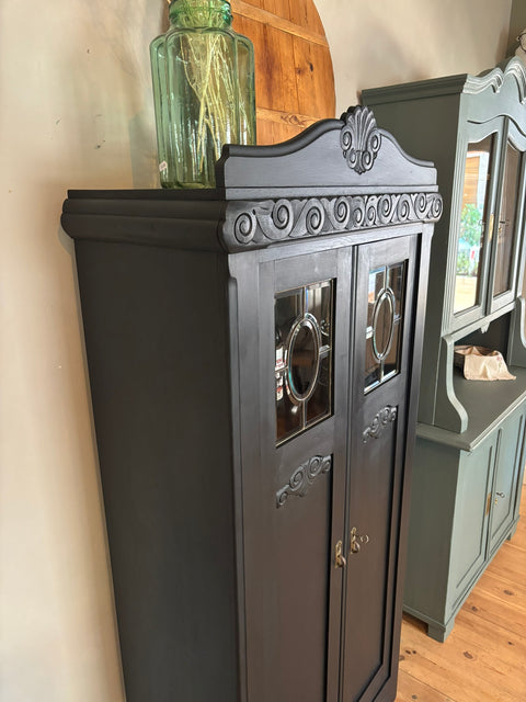 Dänische Vintage Vitrine in Midnight Black Kreidefarbe, stilvolle antike Möbel mit Glasfronten