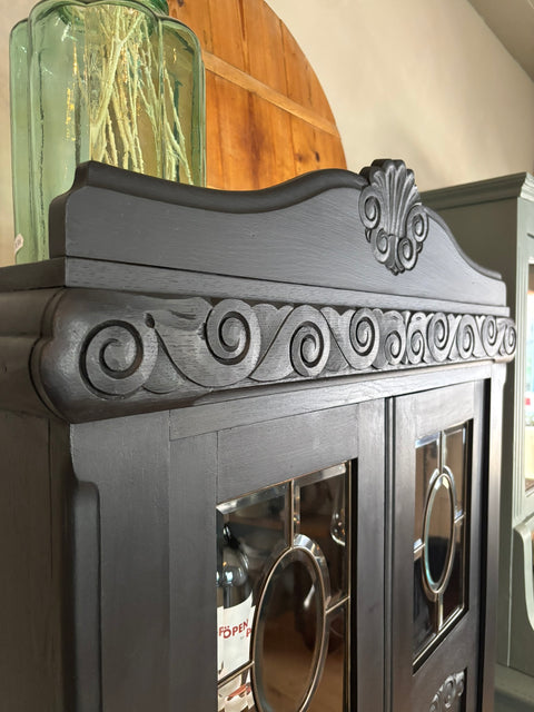 Dänische Vintage Vitrine in Midnight Black mit Kreidefarbe, zeigt die schwarze Holzvitrine.