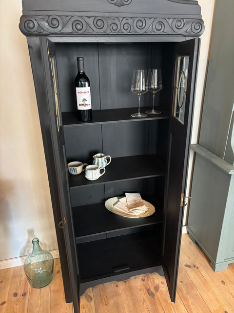 Dänische Vintage Vitrine in Midnight Black Kreidefarbe, aus Holz mit eleganten Schubladen und Glastüren