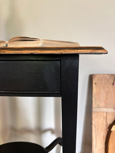 Dänischer Vintage Beistelltisch in Kreidefarbe Midnight Black mit schwarzem Finish, stilvoller Konsolentisch