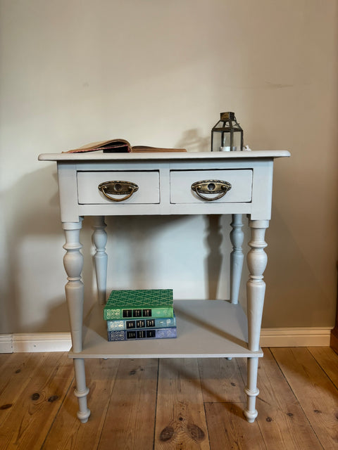 Dänischer Vintage Beistelltisch aus Kreidefarbe in Monument Grey, hellgrau, mit Holzoberfläche.