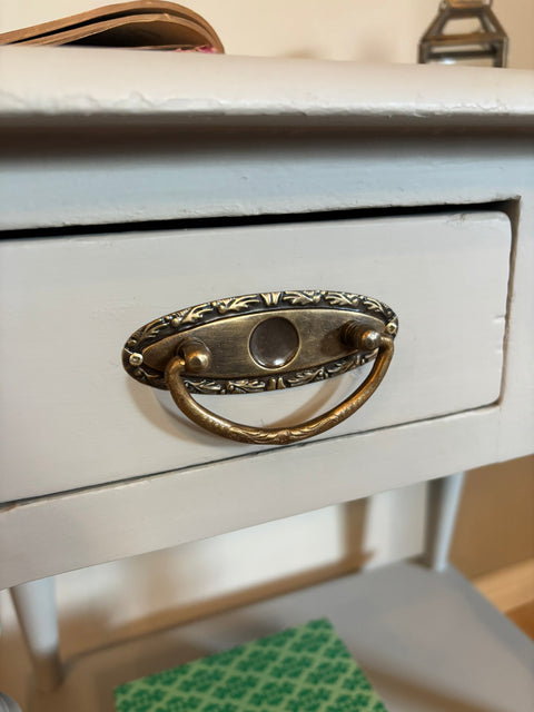 Dänischer Vintage Beistelltisch in Kreidefarbe Monument Grey, hellgrau, mit rustikalem Design und Holzbeinen.