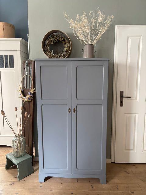 Dänischer Vintage Hoch- oder Vorratsschrank in Kreidefarbe Hampton Grey, grau-blau, mit Holzgriffen