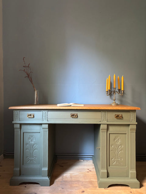 Dänischer Vintage Schreibtisch mit Kreidefarbe in Camouflage Dunkelgrün, rustikaler Holzlook