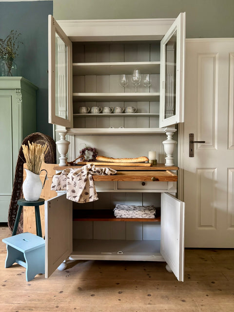 Dänisches antikes Vintage Küchenbuffet in hellgrauer Kreidefarbe Salt, detailreiche Holzoberfläche