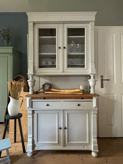 Antikes dänisches Vintage Küchenbuffet in hellgrauer Kreidefarbe Salt, detailreiche Holzkonstruktion