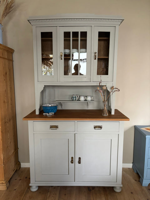 Großes dänisches Vintage Küchenbuffet in Kreidefarbe Monument Grey, mit Holzgriffen und Stauraum