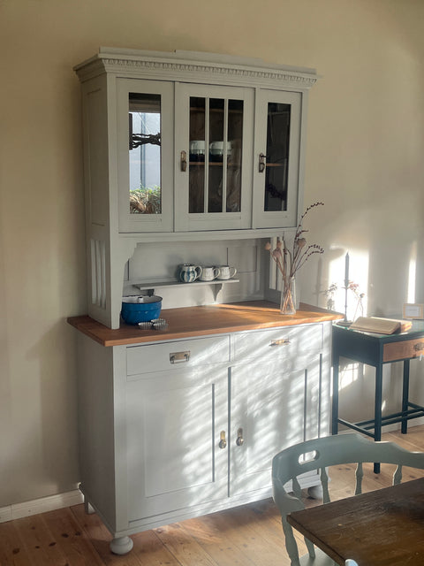 Großes dänisches Vintage Küchenbuffet in Kreidefarbe Monument Grey, hellgrau, detailreiche Holzstruktur