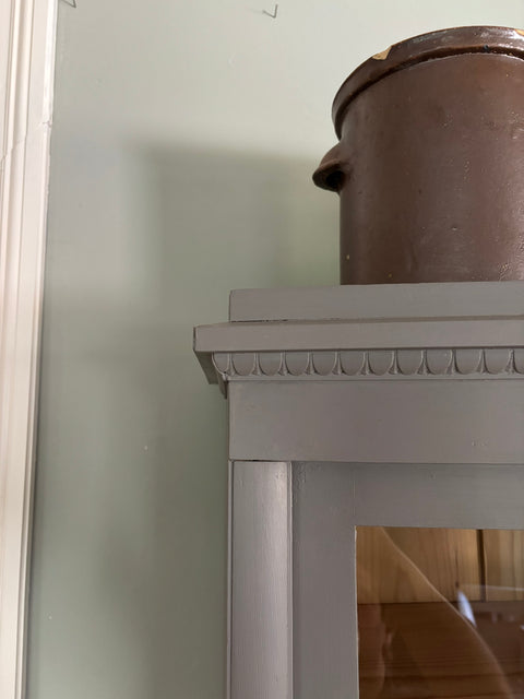 Großes dänisches Vintage Küchenbuffet in Kreidefarbe Pepper grau, mit geschwungenen Holzdetails