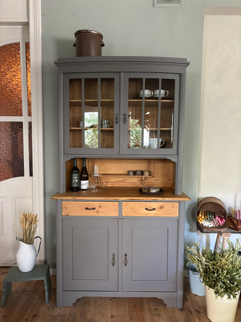 Großes dänisches Vintage Küchenbuffet in Kreidefarbe Pepper (grau), mit stilvollen Holzdetails.
