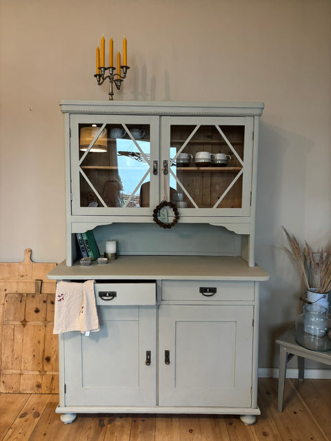 Großes dänisches Vintage Küchenbuffet in Kreidefarbe Tamino, grüngrau, mit Holzgriffen und Stauraum