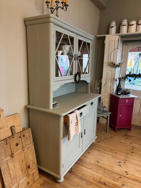 Großes dänisches Vintage Küchenbuffet in Kreidefarbe Tamino, grüngrau, mit Holzdetails und stilvollem Design