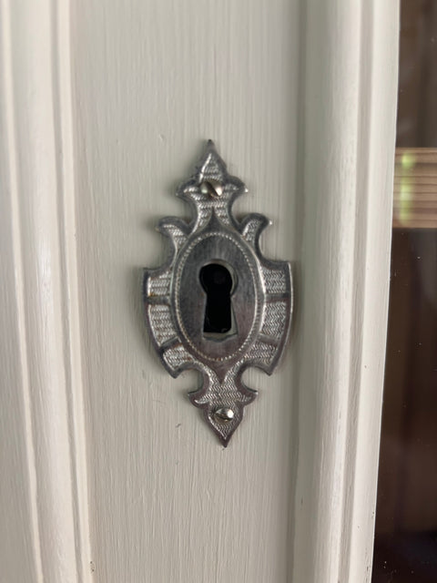 Dänisches Küchenbuffet in Kreidefarbe Humus, detailreiche Holzoberfläche und elegante Gestaltung