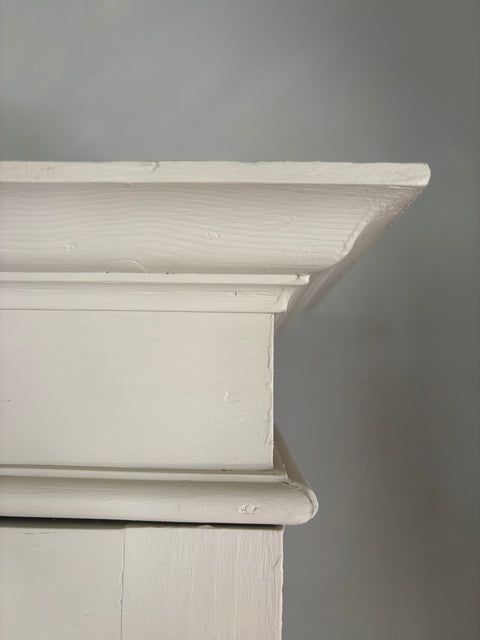 Dänisches Küchenbuffet in Kreidefarbe Humus, mit sichtbaren Holzdetails und eleganten Griffe.