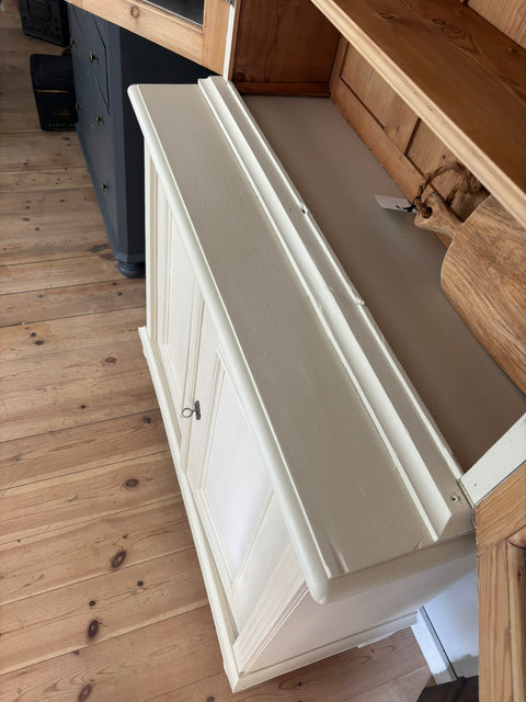 Dänisches Küchenbuffet in Kreidefarbe Humus, mit Holztüren und stilvollem Design.