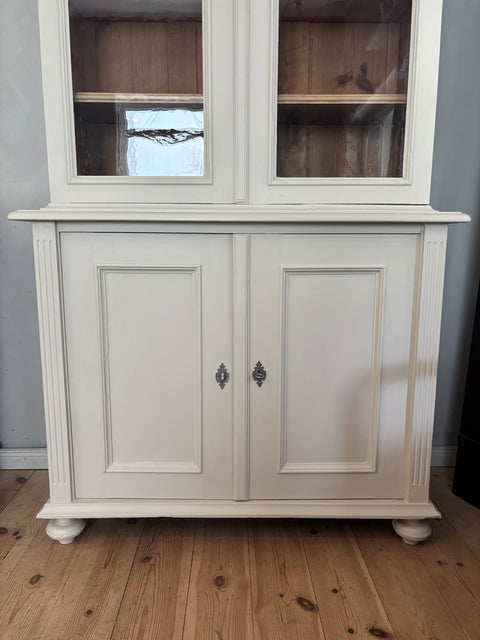 Dänisches Küchenbuffet in Kreidefarbe Humus, mit Holzgriffen und stilvollem Design sichtbar