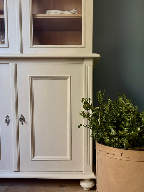 Dänisches Küchenbuffet in Kreidefarbe Humus, Holzdesign mit Stauraum und eleganter Oberfläche