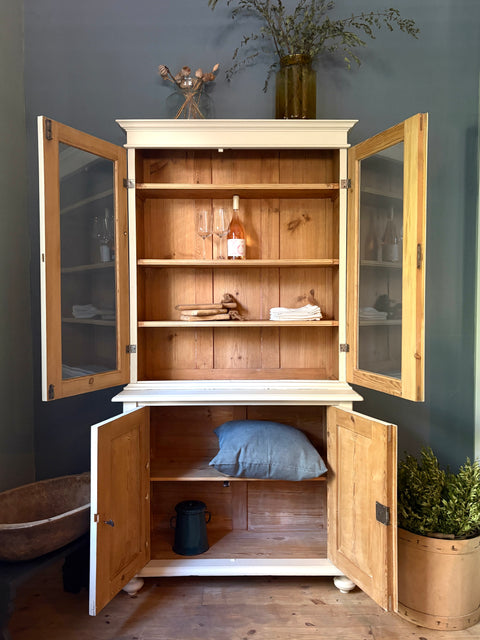 Dänisches Küchenbuffet in Kreidefarbe Humus, detailreiche Holzoberfläche und elegante Gestaltung sichtbar