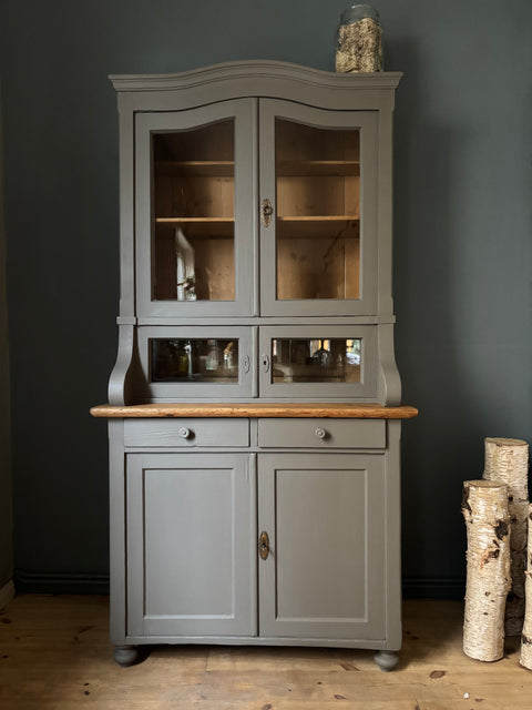 Dänisches Küchenbuffet in Kreidefarbe Pepper, graues Holz mit Schubladen und Türen sichtbar
