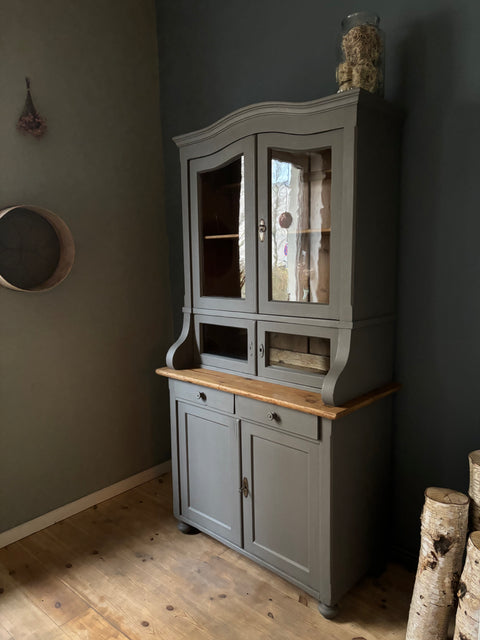 Dänisches Küchenbuffet in Kreidefarbe Pepper (grau), mit Holzgriffen und stilvollem Design