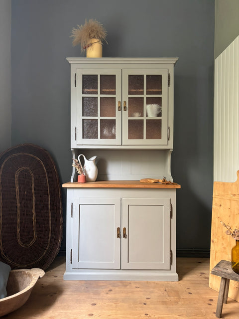 Dänisches Küchenbuffet in Scandinavian Green mit Kreidefarbe, elegantes Holzmöbel, detailreiche Ansicht
