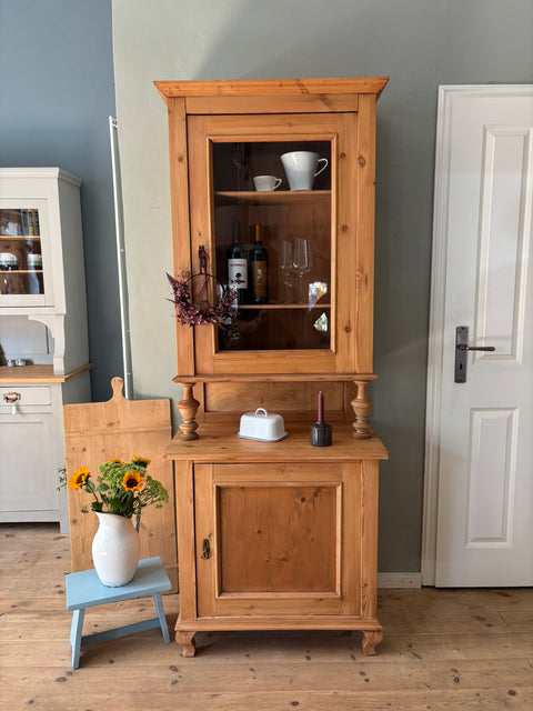 Dänisches Küchenbuffet aus Naturholz, gewachst, zeigt eine elegante Holzoberfläche und rustikales Design.