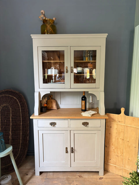 Dänisches Vintage Küchenbuffet in Kreidefarbe, mit Holzgriffen und antikem Design