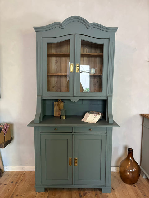 Dänisches Vintage Küchenbuffet in Kreidefarbe Grün, zeigt detailreiche Holzoberfläche und elegante Gestaltung