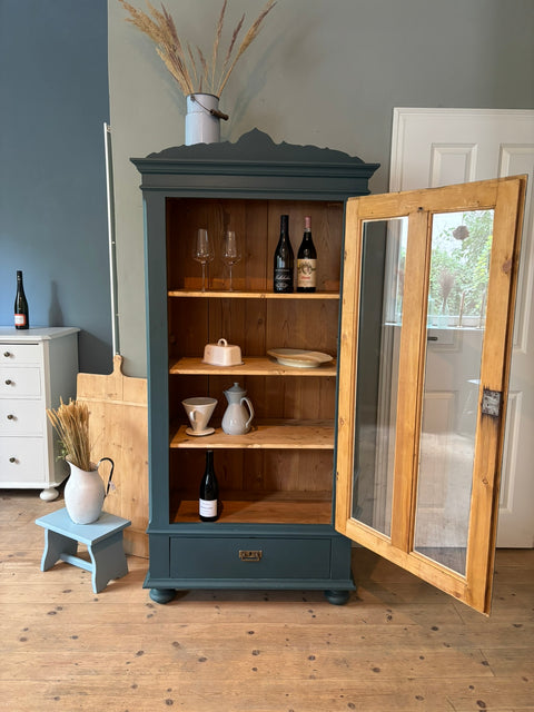 Dänische Vintage-Vitrine in Blau mit Kreidefarbe Baronesse, sichtbar mit Glastüren und antikem Holzdesign.