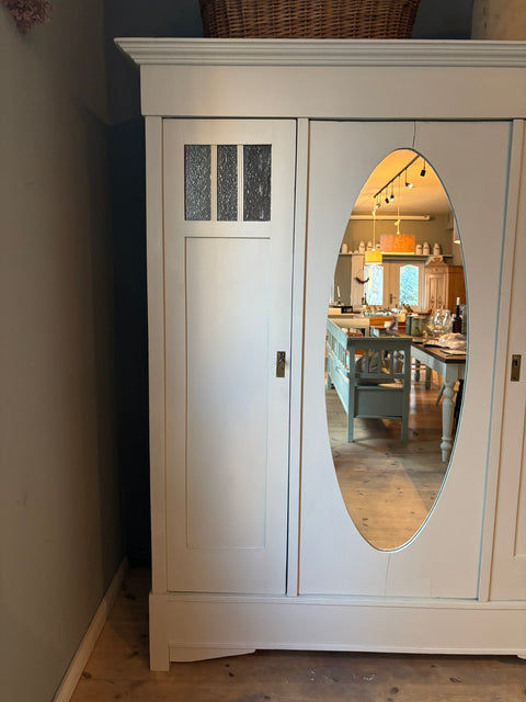 Dreitüriger dänischer Vintage Kleiderschrank mit Spiegel in Sandy Grey, grau-beige, aus Holz, stilvoll und robust.