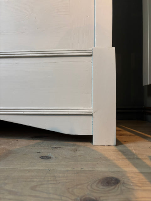 Dreitüriger dänischer Vintage Kleiderschrank mit Spiegel, Sandy Grey, aus graubeigem Holz.