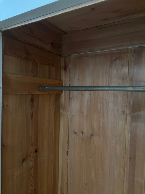 Dreitüriger dänischer Vintage Kleiderschrank mit Spiegel in Sandy Grey, grau-beige, aus Holz, stilvoller Aufbewahrungsschrank