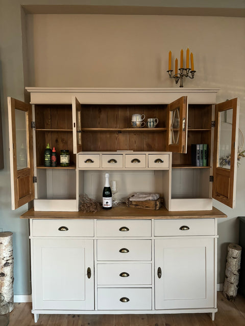 Großes antikes Vintage Küchenbuffet in Kreidefarbe Soft Linen beige, Holzoberfläche, mit Schubladen und Türen