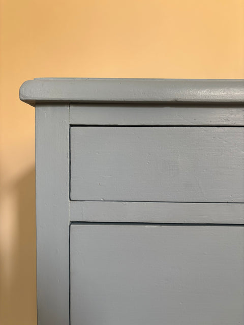Kleine antike Vintage Kommode in Hellblau mit Kreidefarbe, stilvolle Möbel, detailreiche Oberfläche