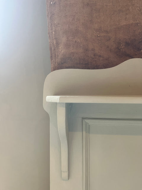 Kleiner alter Schrank mit Holzblende | Kreidefarbe Madame Detalle, Ansicht 9