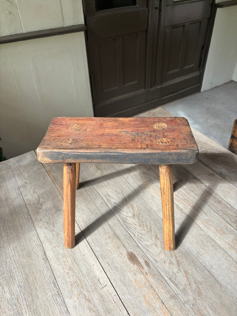 Kleiner Holzschemel – naturbelassenes Vintage-Unikat