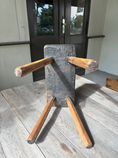 Kleiner Holzschemel – naturbelassenes Vintage-Unikat, Ansicht 2
